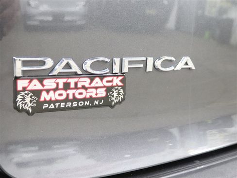 Used 2022 Chrysler Pacifica Touring-L FWD image 10
