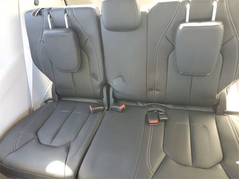 Used 2022 Chrysler Pacifica Touring-L image 11