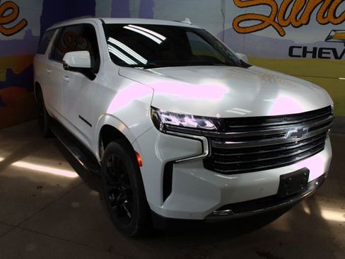 Used 2023 Chevrolet Suburban LT w/ Luxury Package AWD/4WD image 2