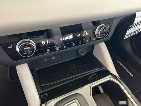 New 2025 Mitsubishi Outlander SE image 43