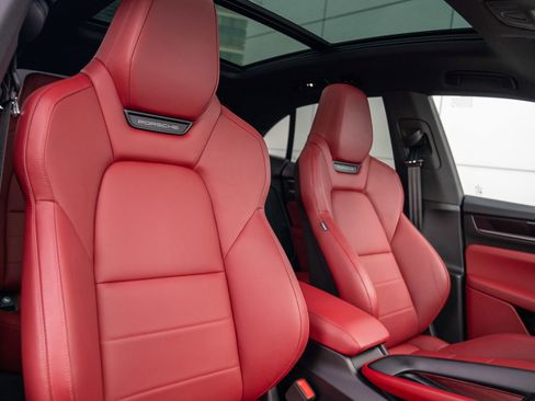 Certified 2025 Porsche Macan Electric image 26