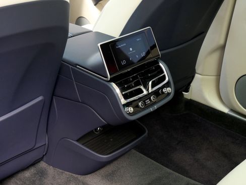 Used 2023 Bentley Bentayga Extended Wheelbase AWD/4WD image 22