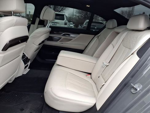 Used 2021 BMW 750i xDrive w/ Executive Package image 32