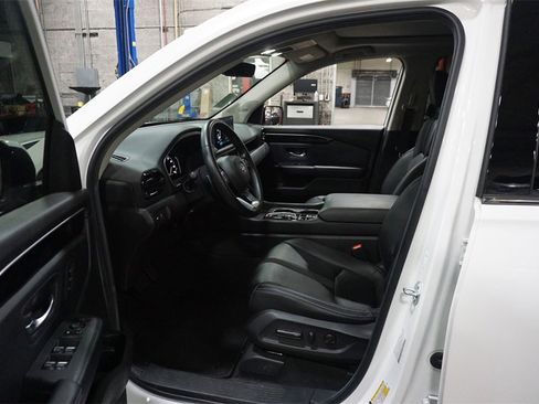 Used 2025 Honda Pilot Touring image 2