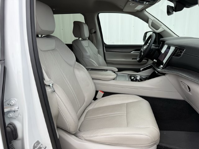 Used 2024 Jeep Wagoneer L Series II w/ Flexible Seating Group RWD image 28