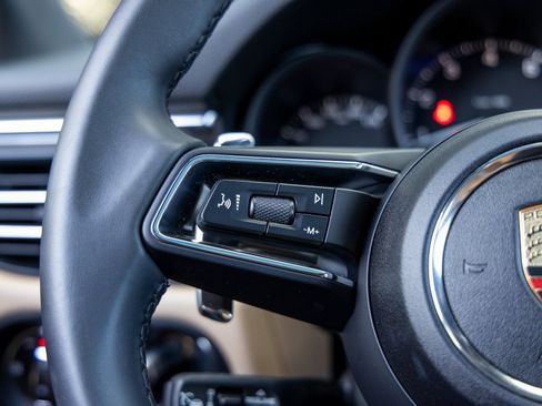 Certified 2025 Porsche Macan image 29