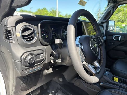 Used 2024 Jeep Wrangler Unlimited Sahara w/ Technology Group AWD/4WD image 21