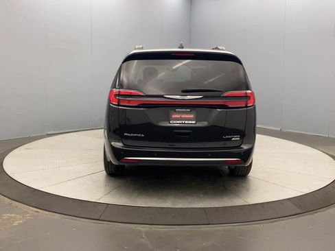 Used 2022 Chrysler Pacifica Limited w/ Uconnect Theater Family Group AWD/4WD image 4
