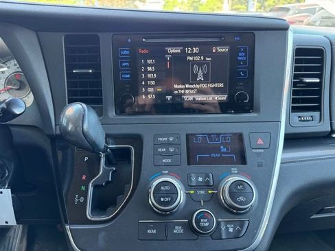 Used 2015 Toyota Sienna SE FWD image 21