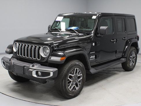 Used 2024 Jeep Wrangler Sahara image 7