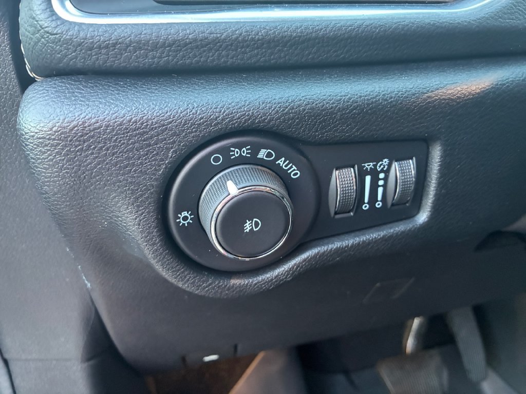 Used 2022 Chrysler Pacifica Limited w/ Uconnect Theater Family Group FWD image 24