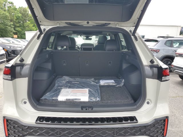 New 2026 Volkswagen Tiguan SE R-Line FWD image 8