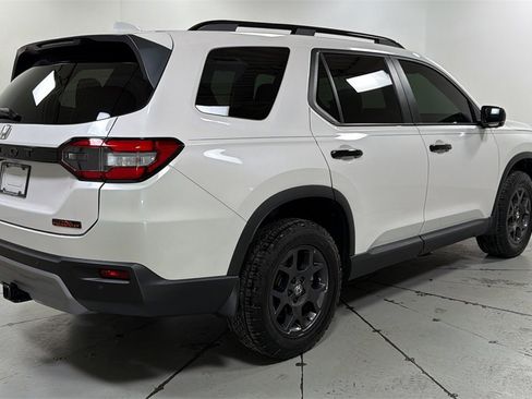 Used 2025 Honda Pilot TrailSport image 5