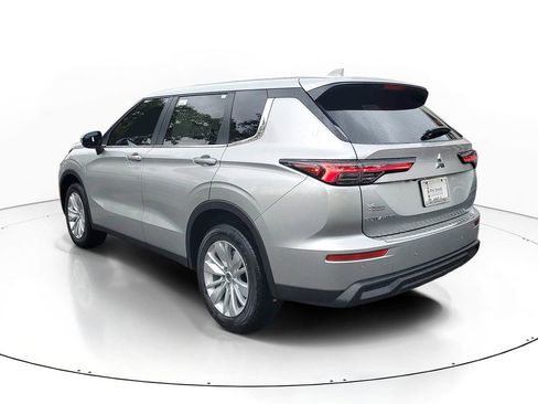 New 2026 Mitsubishi Outlander ES image 4