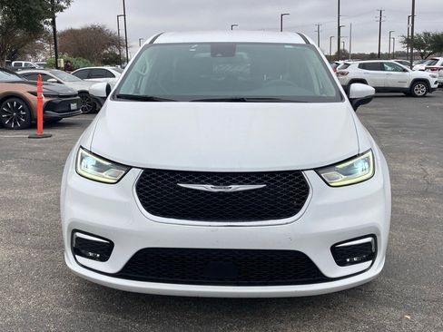 Used 2023 Chrysler Pacifica Touring-L image 2