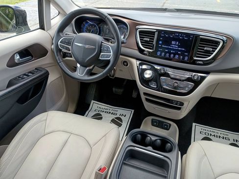 Used 2017 Chrysler Pacifica Touring-L w/ Tire & Wheel Group FWD image 16