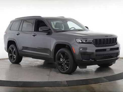 Used 2025 Jeep Grand Cherokee L Altitude AWD/4WD image 2