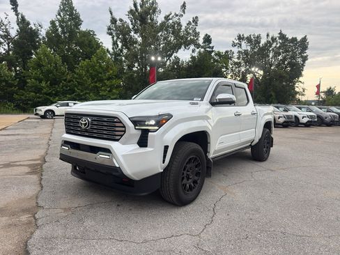 Used 2025 Toyota Tacoma Limited AWD/4WD image 3