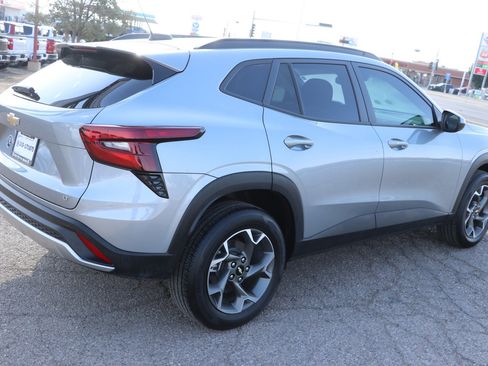 Used 2025 Chevrolet Trax LT w/ Driver Confidence Package FWD image 8