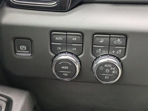 Used 2025 GMC Sierra 1500 AT4X image 27