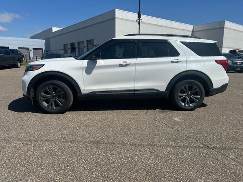 Used 2023 Ford Explorer XLT w/ Equipment Group 202A AWD/4WD image 4