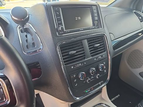 Used 2019 Dodge Grand Caravan SXT FWD image 19