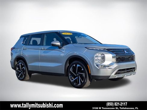 Used 2024 Mitsubishi Outlander SE image 1