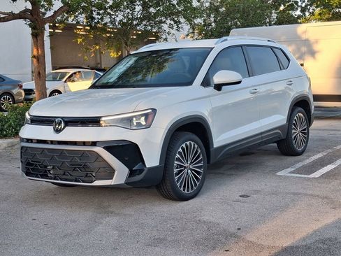 New 2026 Volkswagen Taos SE image 3