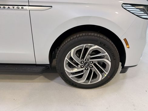 New 2026 Lincoln Navigator Premiere image 30