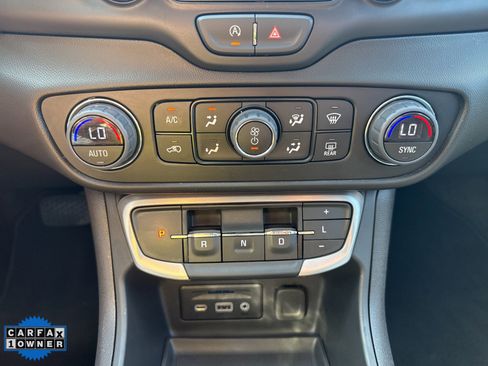 Used 2024 GMC Terrain SLT image 15