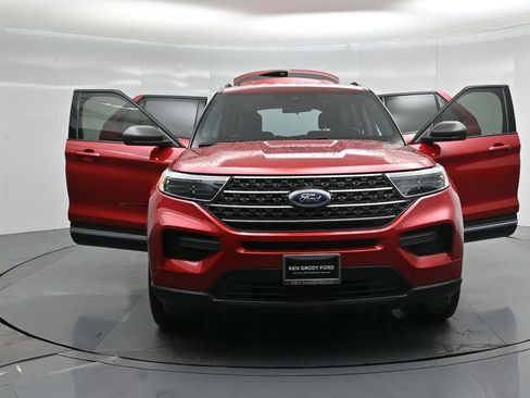 Used 2024 Ford Explorer XLT image 32