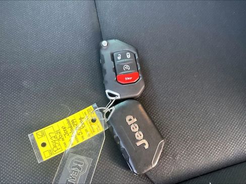 Used 2021 Jeep Gladiator Willys image 10