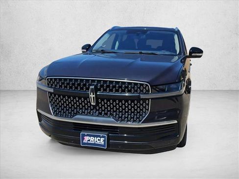 Used 2025 Lincoln Navigator Reserve AWD/4WD image 3