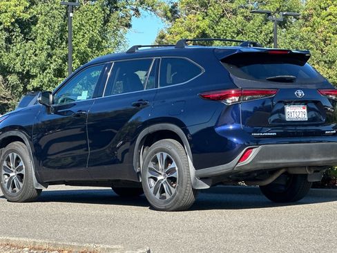 Used 2021 Toyota Highlander XLE image 6