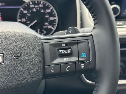 Certified 2025 Nissan Rogue SV FWD image 18