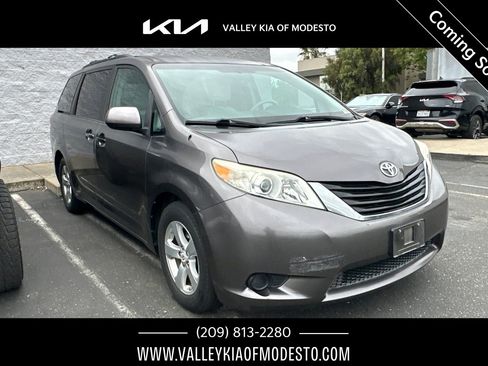 Used 2012 Toyota Sienna LE image 1