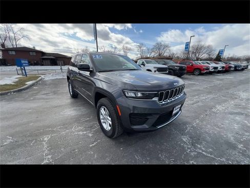 Used 2025 Jeep Grand Cherokee Laredo image 2