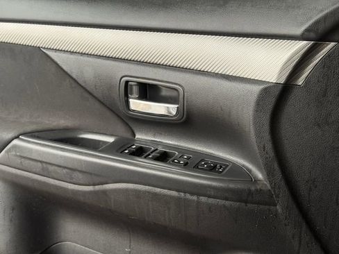 Used 2017 Mitsubishi Outlander SE image 21