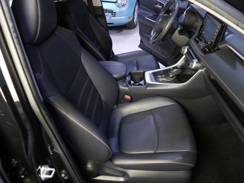 Used 2020 Toyota RAV4 XLE Premium image 13