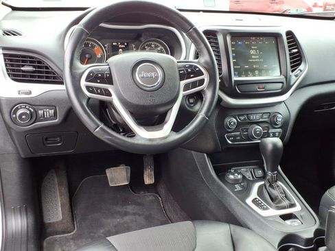 Used 2018 Jeep Cherokee Latitude Plus AWD/4WD image 9