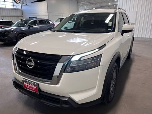 Used 2024 Nissan Pathfinder SV image 7