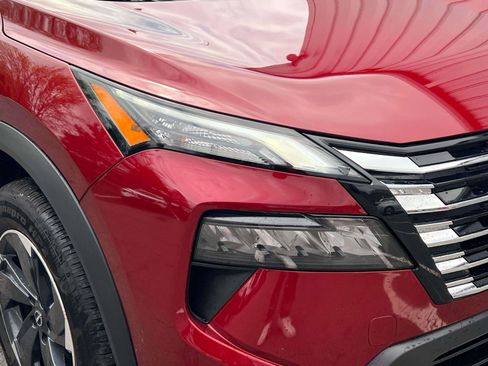 Used 2025 Nissan Rogue SV image 7