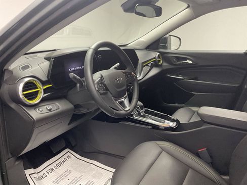 Certified 2025 Chevrolet Trax ACTIV FWD image 11