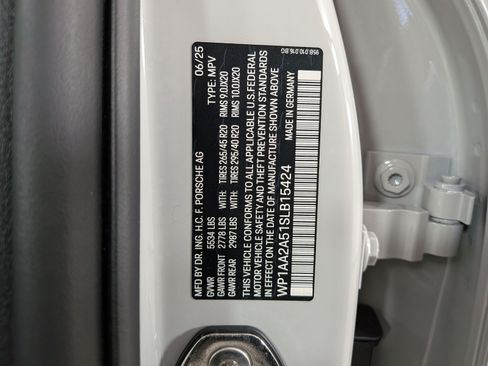 Certified 2025 Porsche Macan AWD/4WD image 28