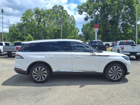 Used 2025 Lincoln Aviator AWD image 2