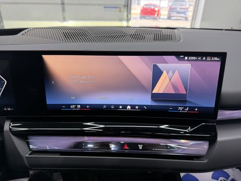 Used 2024 BMW i5 eDrive40i w/ M Sport Package image 16