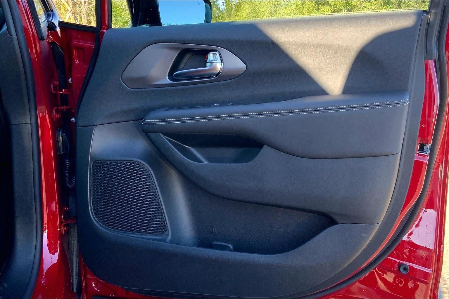 New 2026 Chrysler Pacifica Select w/ S Appearance Package FWD image 23