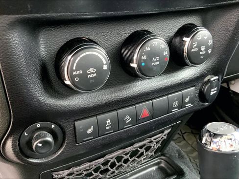 Used 2017 Jeep Wrangler Unlimited Sahara w/ Dual Top Group AWD/4WD image 36