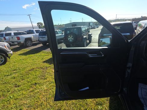 Used 2024 Chevrolet Silverado 1500 LT AWD/4WD image 8