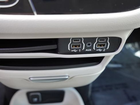 Used 2023 Chrysler Pacifica Touring-L FWD image 31